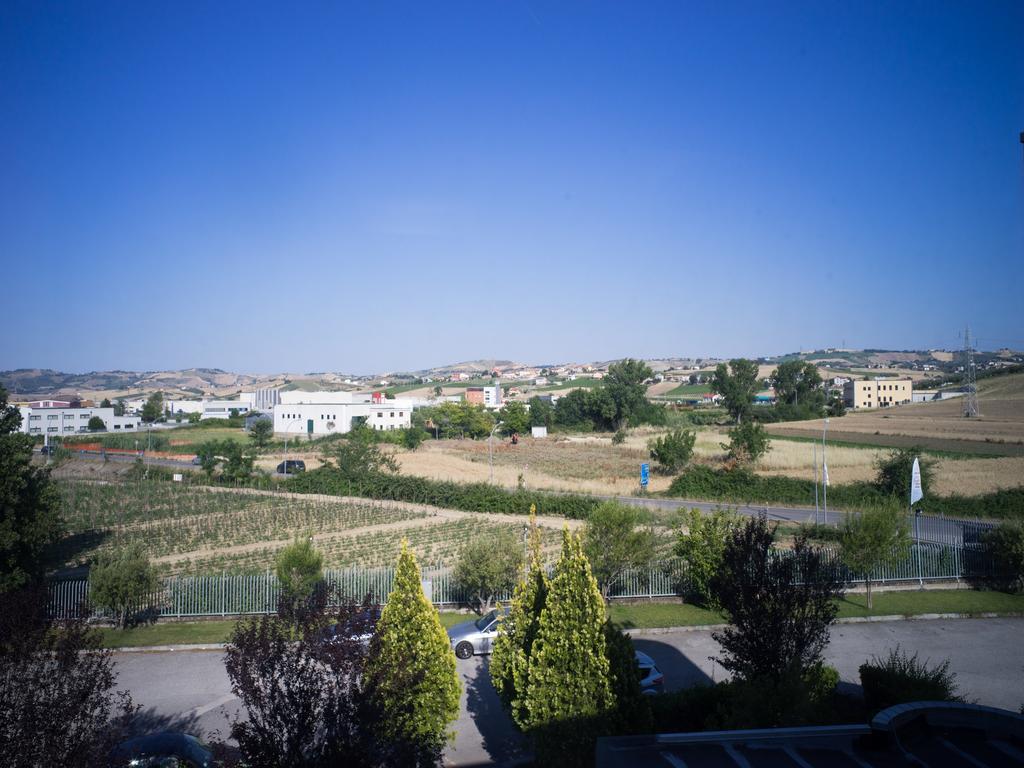 Hotel Select Atessa Екстер'єр фото