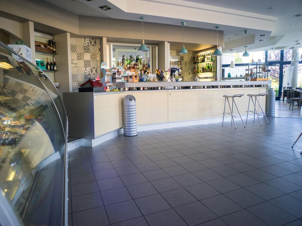 Hotel Select Atessa Екстер'єр фото